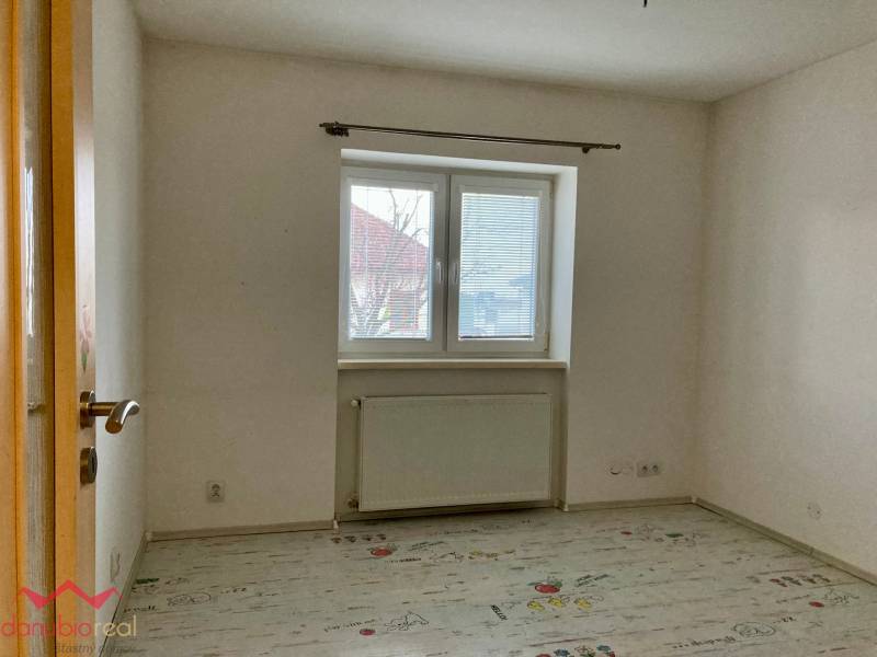 4-izbový rodinný dom, na predaj, Komárno- Nová Stráž, Danubioreal- realitná kancelária, Helena Schulczová