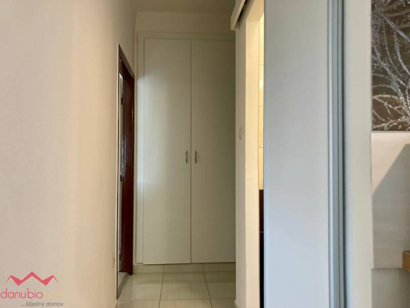 2 izbový byt, na predaj, kompletne prerobený, Komárno, centrum, Danubioreal realitná kancelária, Helena Schulczová