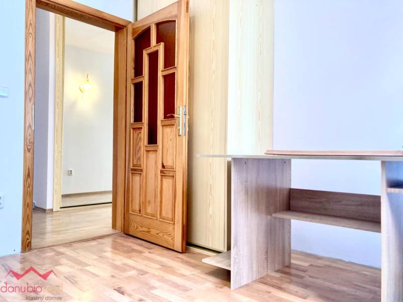 Na prenájom, 4-izbový byt, Komárno, centrum, Danubioreal realitná kancelária, Helena Schulczová