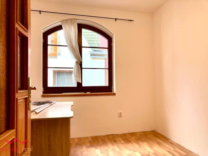 Na prenájom, 4-izbový byt, Komárno, centrum, Danubioreal realitná kancelária, Helena Schulczová