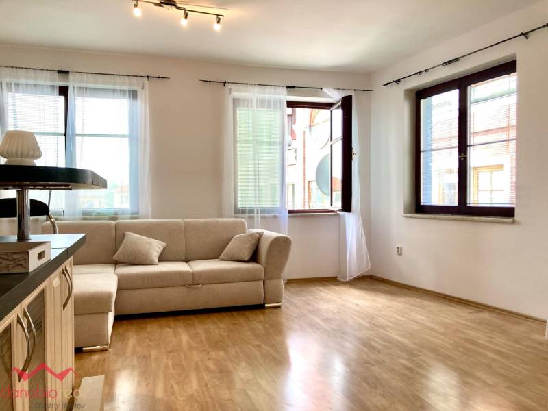 Na prenájom, 4-izbový byt, Komárno, centrum, Danubioreal realitná kancelária, Helena Schulczová