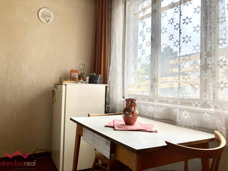 3 izbový byt, na predaj, centrum, Komárno, eladó lakás, pôvodný stav, na prerábku, Danubioreal- realitná kancelária, Helena Schulczová