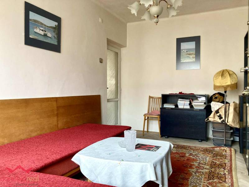 3 izbový byt, na predaj, centrum, Komárno, eladó lakás, pôvodný stav, na prerábku, Danubioreal- realitná kancelária, Helena Schulczová