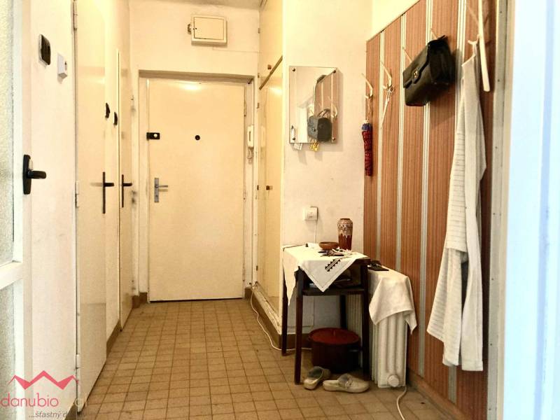 3 izbový byt, na predaj, centrum, Komárno, eladó lakás, pôvodný stav, na prerábku, Danubioreal- realitná kancelária, Helena Schulczová