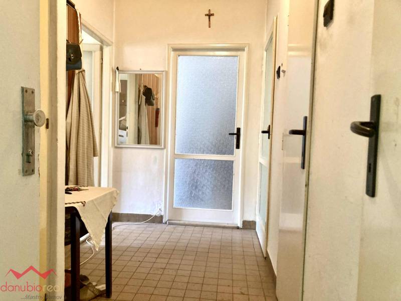 3 izbový byt, na predaj, centrum, Komárno, eladó lakás, pôvodný stav, na prerábku, Danubioreal- realitná kancelária, Helena Schulczová