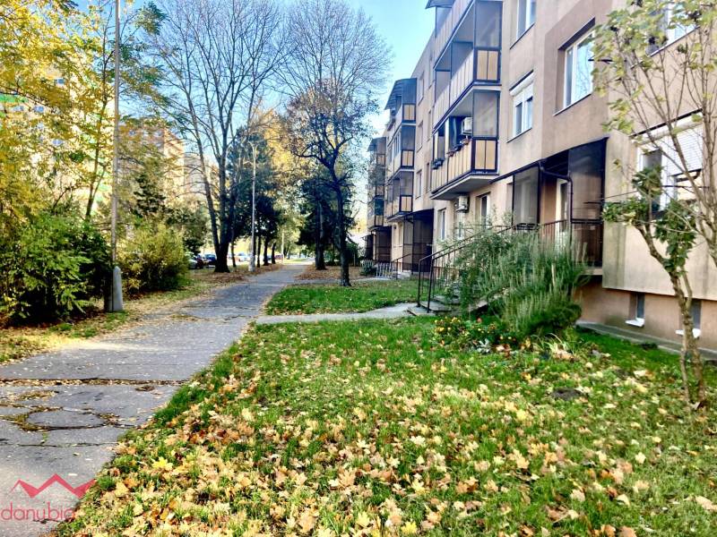 Veľký 1-izbový, byt na predaj, eladó 1 szobás lakás, Komárno, Eotvosa, Danubioreal- realitná kancelária, Helena Schulczová