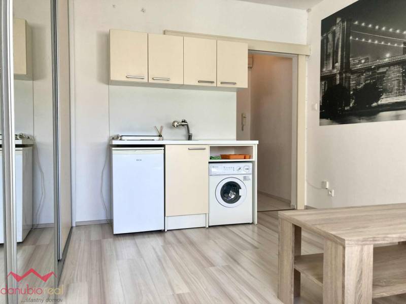 Garsoónka, na predaj, eladó garzon, Komárno, Danubioreal- realitná kancelária, Helena Schulczová