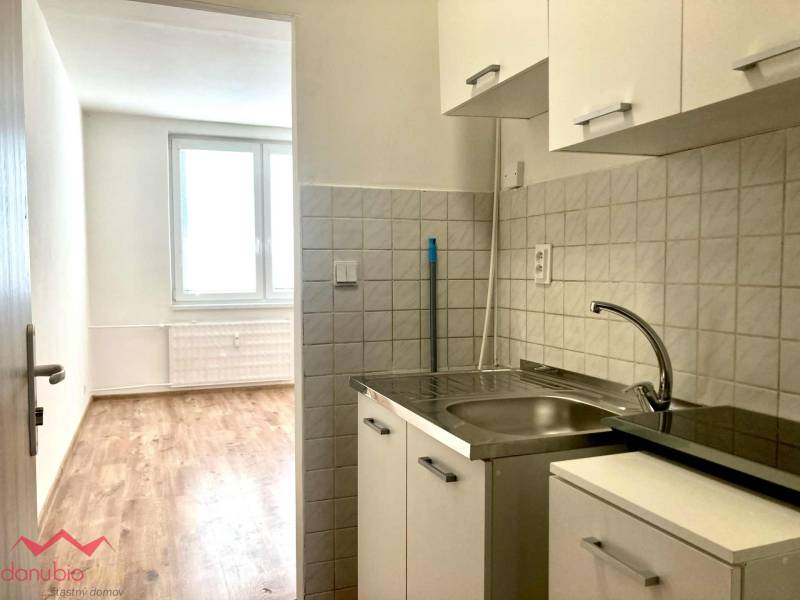 Garsónka, na predaj, prerobený byt, Komárno, Danubioreal- realitná kancelária, Helena Schulczová