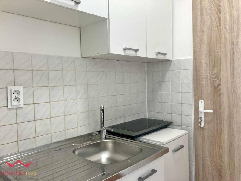 Garsónka, na predaj, prerobený byt, Komárno, Danubioreal- realitná kancelária, Helena Schulczová