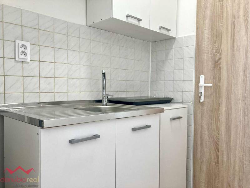 Garsónka, na predaj, prerobený byt, Komárno, Danubioreal- realitná kancelária, Helena Schulczová