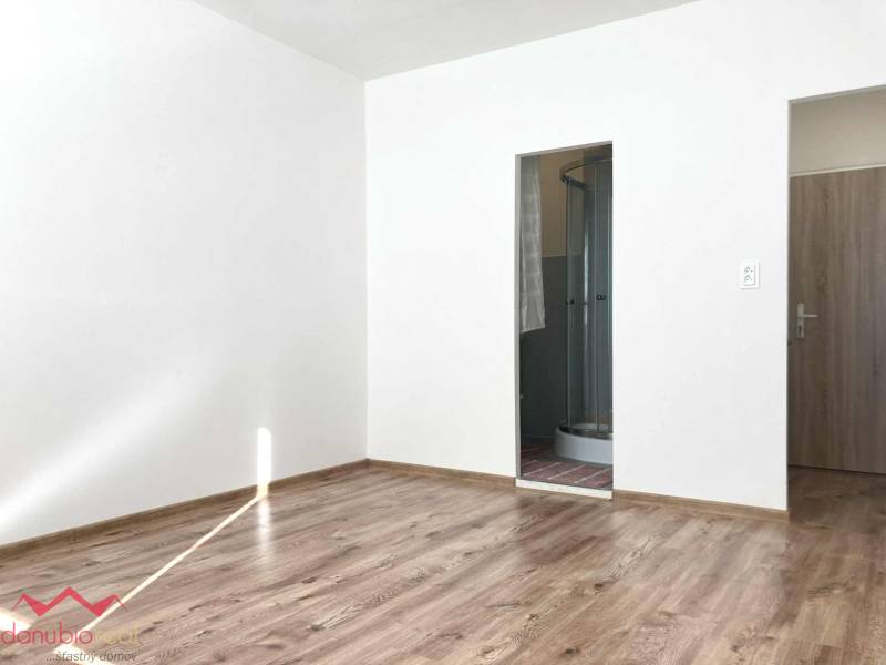 Garsónka, na predaj, prerobený byt, Komárno, Danubioreal- realitná kancelária, Helena Schulczová