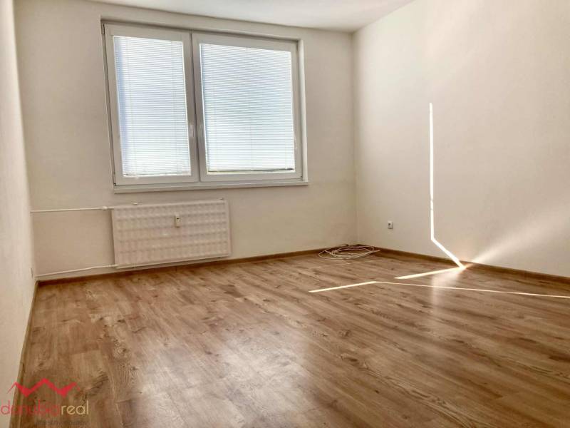 Garsónka, na predaj, prerobený byt, Komárno, Danubioreal- realitná kancelária, Helena Schulczová