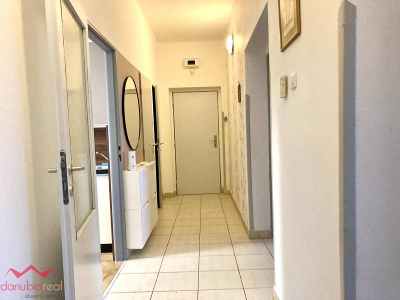 Na prenájom, 3-izbový byt, s garážou, centrum Komárna, Komárno, prerobený, zariadený, Danubioreal- realitná kancelária, Helena Schulczová