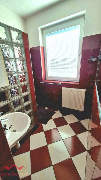 Na prenájom, 3-izbový byt, s garážou, centrum Komárna, Komárno, prerobený, zariadený, Danubioreal- realitná kancelária, Helena Schulczová