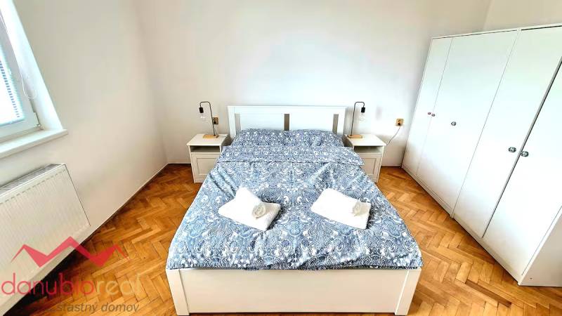 Na prenájom, 3-izbový byt, s garážou, centrum Komárna, Komárno, prerobený, zariadený, Danubioreal- realitná kancelária, Helena Schulczová