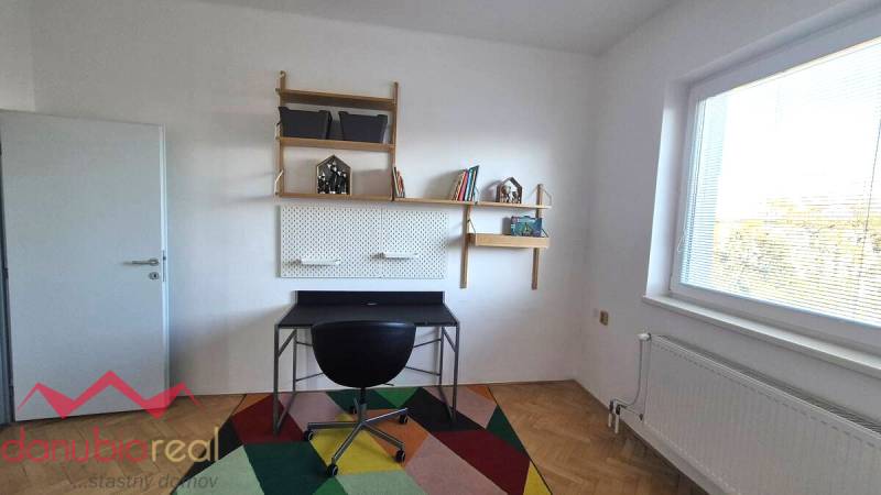 Na prenájom, 3-izbový byt, s garážou, centrum Komárna, Komárno, prerobený, zariadený, Danubioreal- realitná kancelária, Helena Schulczová