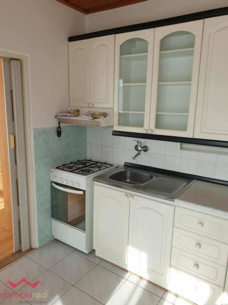 1-izbový, byt, na predaj, zariadený, prerobený, s balkónom, centrum mesta, Komárno, eladó lakás, Danubioreal- realitná kancelária, Helena Schulczová