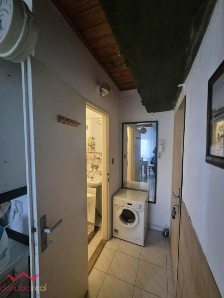 1-izbový, byt, na predaj, zariadený, prerobený, s balkónom, centrum mesta, Komárno, eladó lakás, Danubioreal- realitná kancelária, Helena Schulczová