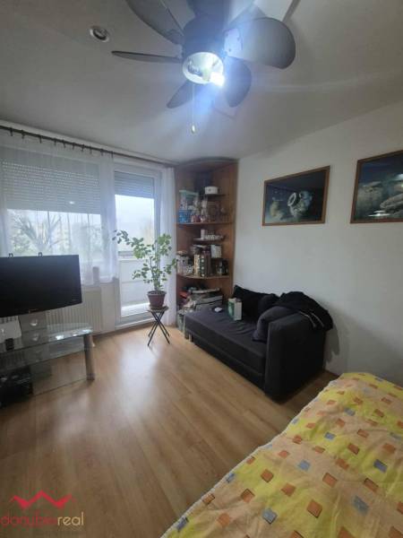 1-izbový, byt, na predaj, zariadený, prerobený, s balkónom, centrum mesta, Komárno, eladó lakás, Danubioreal- realitná kancelária, Helena Schulczová