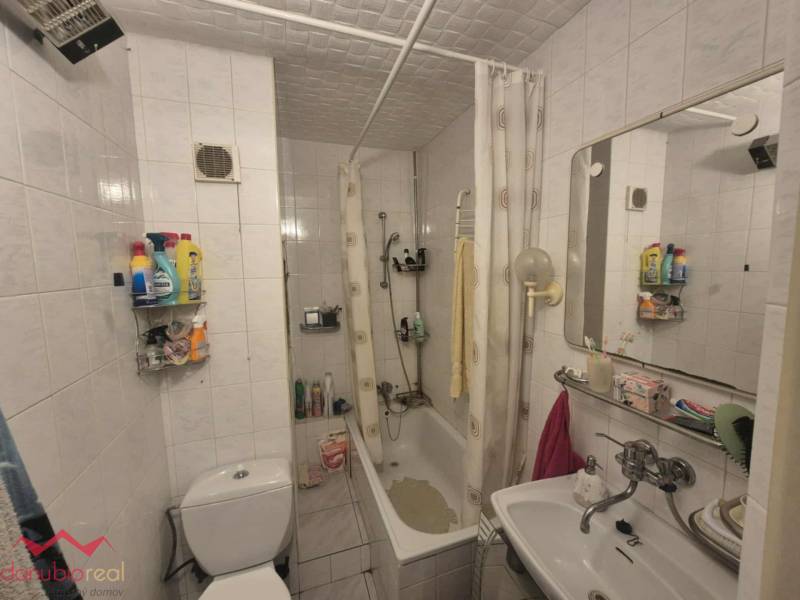 1-izbový, byt, na predaj, zariadený, prerobený, s balkónom, centrum mesta, Komárno, eladó lakás, Danubioreal- realitná kancelária, Helena Schulczová