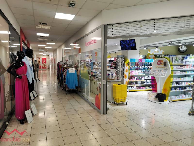 Danubioreal - realitná kancelária, Ing. Irena Petrovicsová- realitná maklérka, na prenajom obchodný priestor v Shop. centre 1.jpg