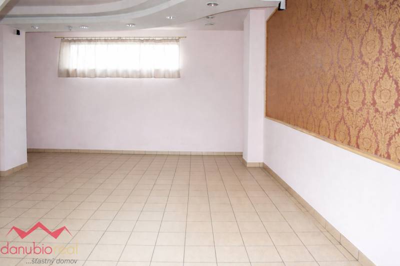 Danubioreal - realitna kancelária, Ing. Irena Petrovicsová -na prenájom  obchodný priestor  v Komárne -11.jpg