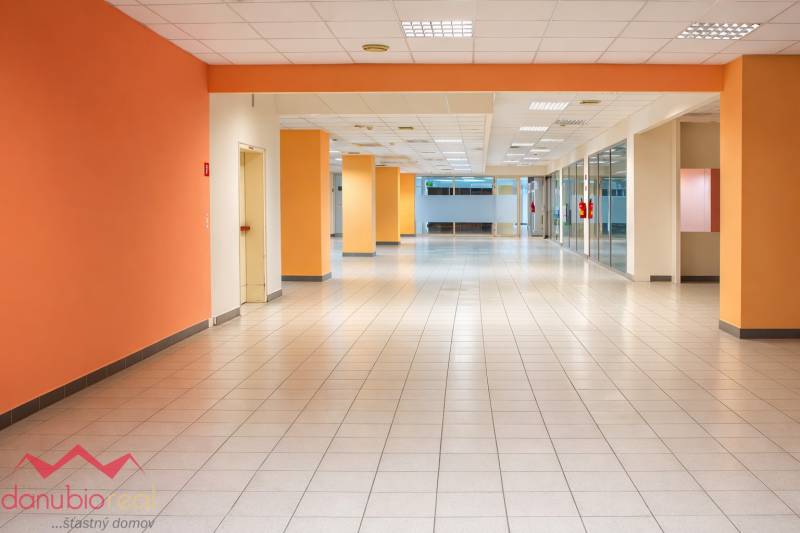 Danubioreal - realitna kancelária, Ing. Irena Petrovicsová -na prenájom  obchodný priestor  v Komárne -4.jpeg