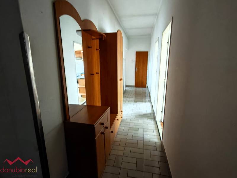 Danubioreal - realitna kancelária, Ing. Irena Petrovicsová, na prenájom rodinný dom v Komárne, bérbe kiadó családi 6.jpg