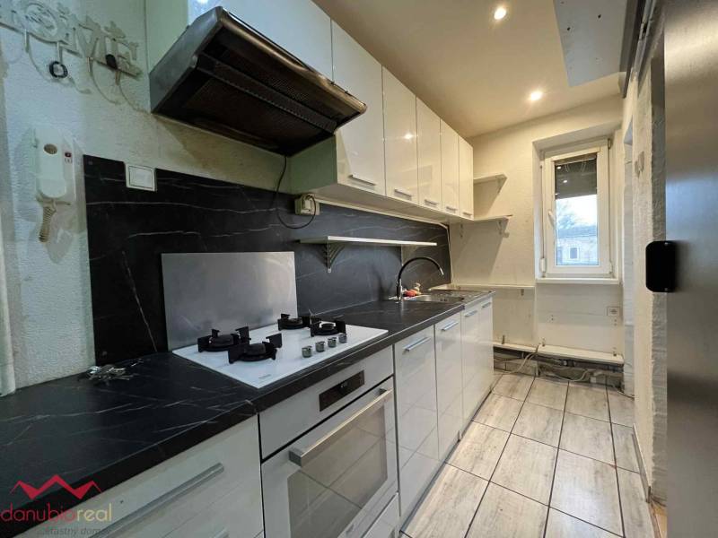 3 izbový byt, na predaj, Komárno, Danubioreal- realitná kancelária, Helena Schulczová