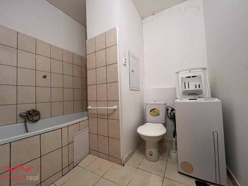 Prerobená garsónka, na predaj, s balkónom, Komárno, Danuboreal- realitná kancelária, Helena Schulczová