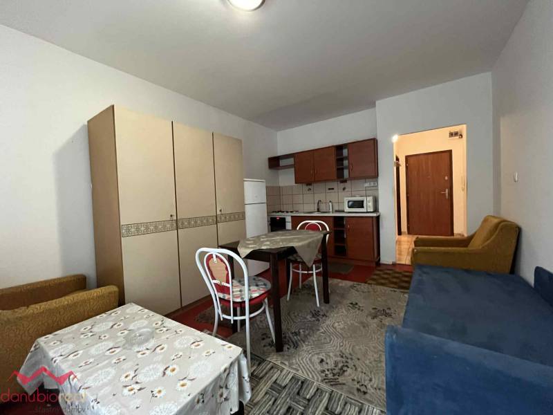 Prerobená garsónka, na predaj, s balkónom, Komárno, Danuboreal- realitná kancelária, Helena Schulczová