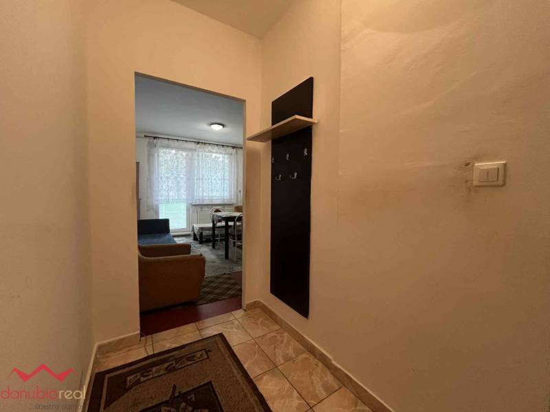 Prerobená garsónka, na predaj, s balkónom, Komárno, Danuboreal- realitná kancelária, Helena Schulczová