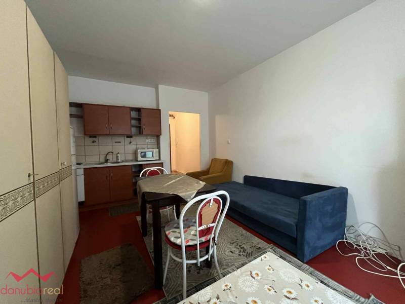 Prerobená garsónka, na predaj, s balkónom, Komárno, Danuboreal- realitná kancelária, Helena Schulczová