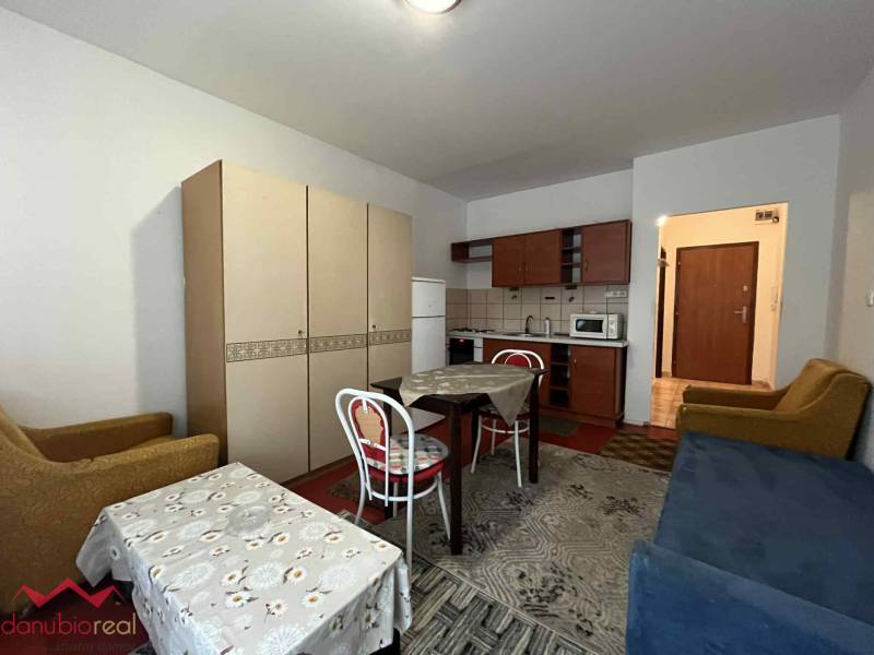 Prerobená garsónka, na predaj, s balkónom, Komárno, Danuboreal- realitná kancelária, Helena Schulczová