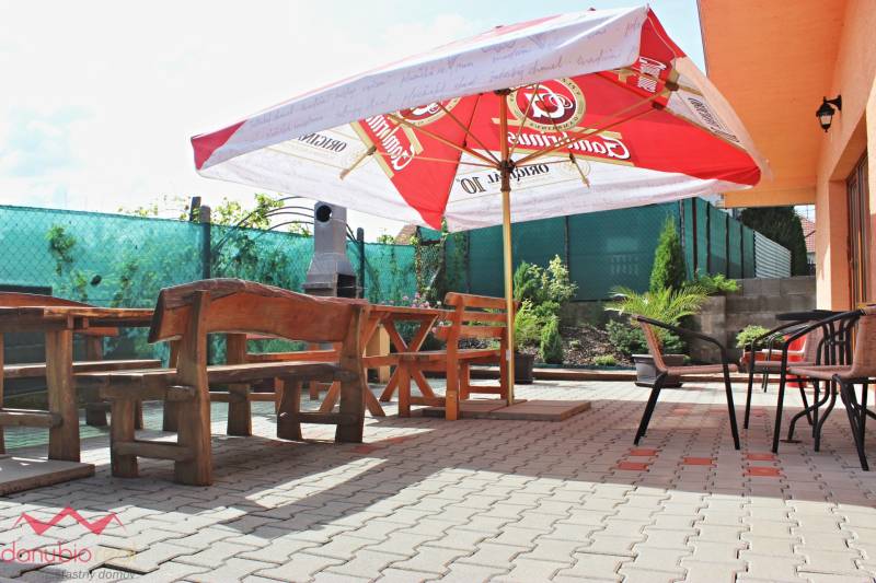 venkovní posezení + gril.jpeg