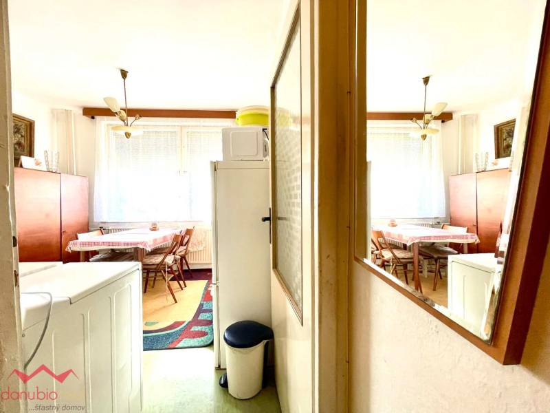 1 izbový byt, na predaj, s balkónom, pôvodný stav, Komárno, Danubioreal- realitná kancelária, Helena Schulczová