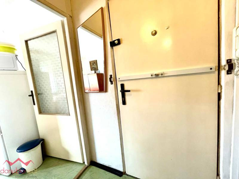 1 izbový byt, na predaj, s balkónom, pôvodný stav, Komárno, Danubioreal- realitná kancelária, Helena Schulczová