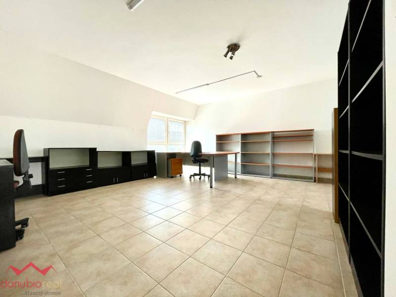 Polyfunkčný dom, podnikateľský objekt, podnikanie a bývanie, byt, na predaj, Komárno, Danubioreal- realitná kancelária, Helena Schulczová