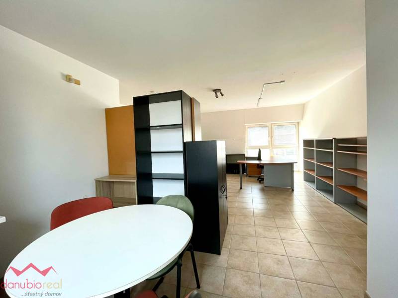 Polyfunkčný dom, podnikateľský objekt, podnikanie a bývanie, byt, na predaj, Komárno, Danubioreal- realitná kancelária, Helena Schulczová