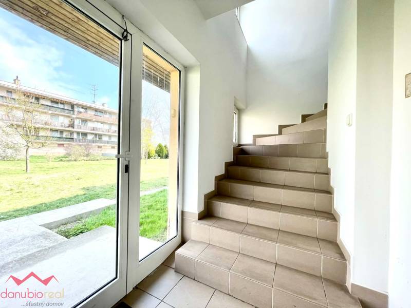 Polyfunkčný dom, podnikateľský objekt, podnikanie a bývanie, byt, na predaj, Komárno, Danubioreal- realitná kancelária, Helena Schulczová