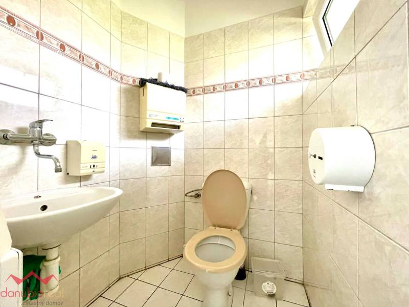 Polyfunkčný dom, podnikateľský objekt, podnikanie a bývanie, byt, na predaj, Komárno, Danubioreal- realitná kancelária, Helena Schulczová