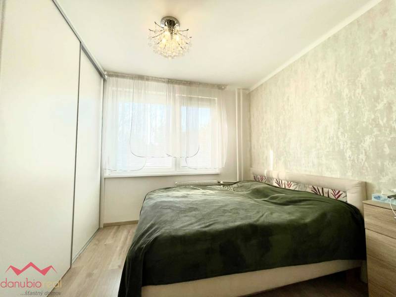 Kompletne prerobený, klimatizovaný, 3 izbový byt, so zariadením, na predaj, Komárno, Danubioreal- realitná kancelária, Helena Schulczová