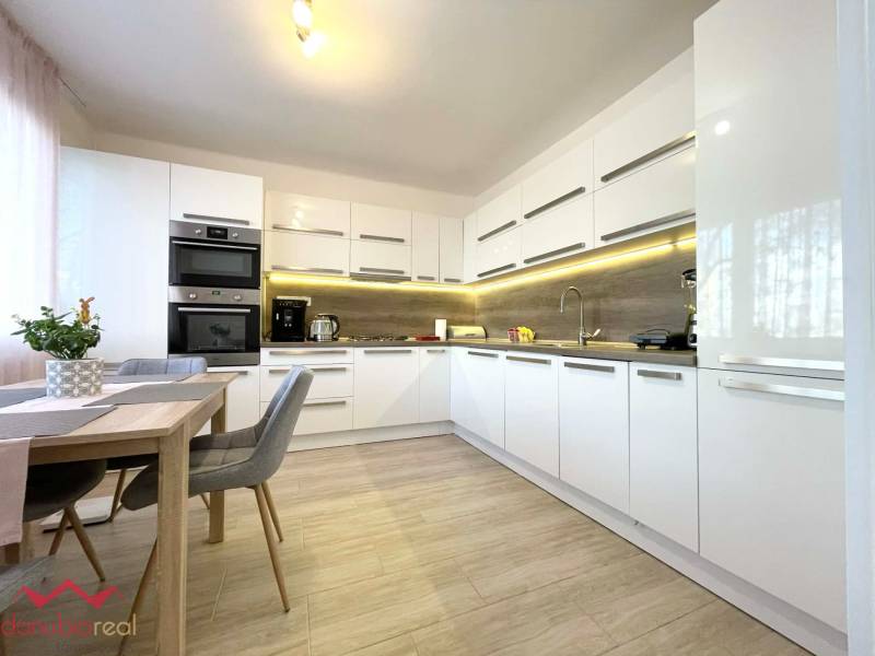 Kompletne prerobený, klimatizovaný, 3 izbový byt, so zariadením, na predaj, Komárno, Danubioreal- realitná kancelária, Helena Schulczová