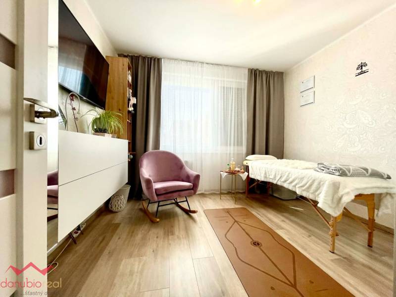 Kompletne prerobený, klimatizovaný, 3 izbový byt, so zariadením, na predaj, Komárno, Danubioreal- realitná kancelária, Helena Schulczová