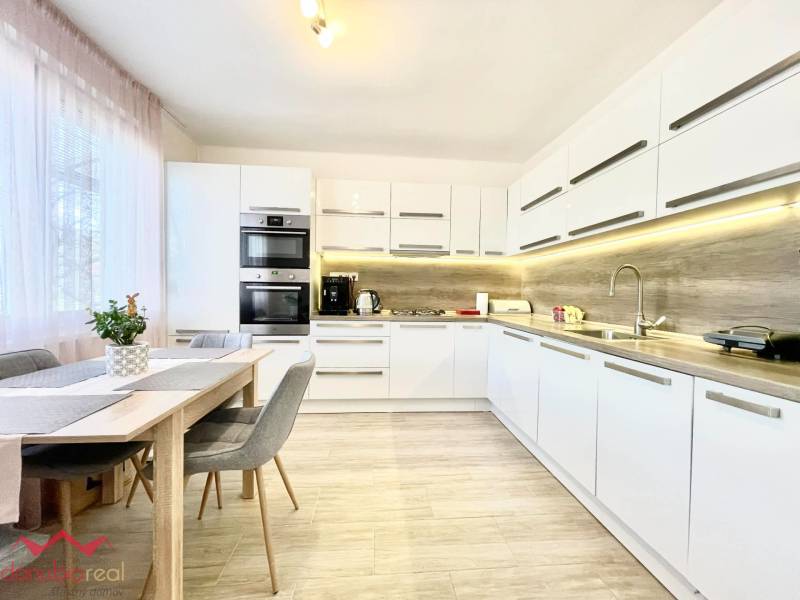 Kompletne prerobený, klimatizovaný, 3 izbový byt, so zariadením, na predaj, Komárno, Danubioreal- realitná kancelária, Helena Schulczová