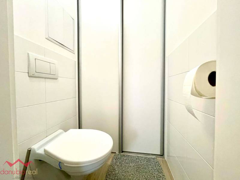 Kompletne prerobený, klimatizovaný, 3 izbový byt, so zariadením, na predaj, Komárno, Danubioreal- realitná kancelária, Helena Schulczová