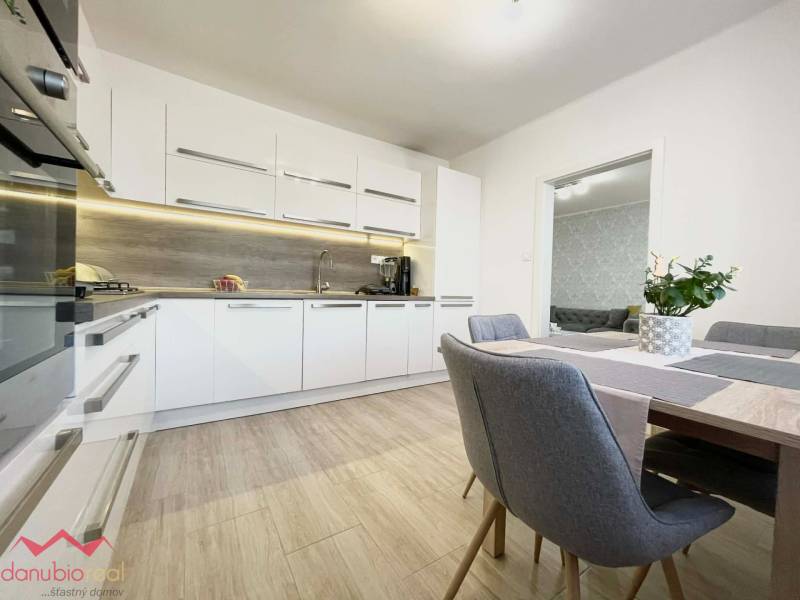 Kompletne prerobený, klimatizovaný, 3 izbový byt, so zariadením, na predaj, Komárno, Danubioreal- realitná kancelária, Helena Schulczová