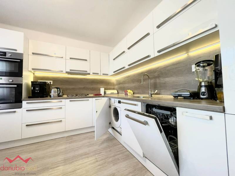 Kompletne prerobený, klimatizovaný, 3 izbový byt, so zariadením, na predaj, Komárno, Danubioreal- realitná kancelária, Helena Schulczová