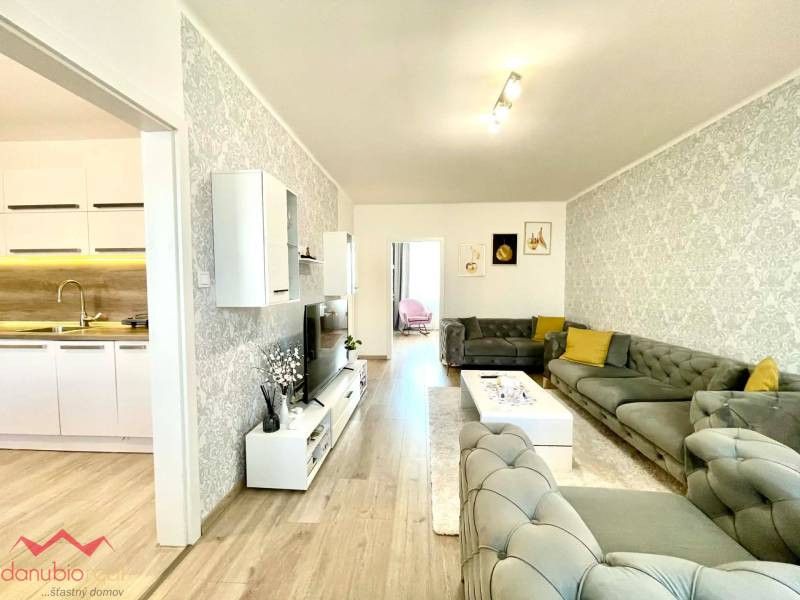Kompletne prerobený, klimatizovaný, 3 izbový byt, so zariadením, na predaj, Komárno, Danubioreal- realitná kancelária, Helena Schulczová