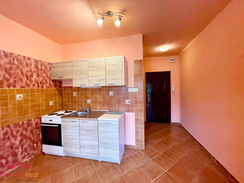 Garsónka, na predaj, prerobená, Komárno, Danubioreal- realitná kancelária, Helena Schulczová